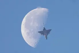 硬核浪漫！看空军战机与月亮浪漫同框图片