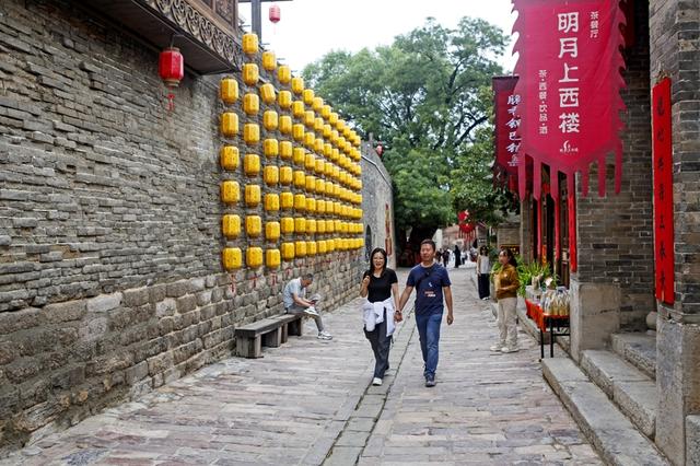 山西晋中：张壁古堡暑期旅游升温