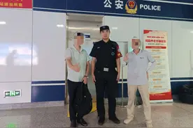 地铁坐了18站，没发现背错了包：他们差点丢了5只手机和笔记本电脑图片