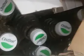消费者称网购怡宝矿泉水气味刺鼻孩子喝下后呕吐，平台客服回应可退款图片