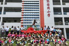 人生能有几回搏！容国团小学迎来中国首个世界冠军铜像图片