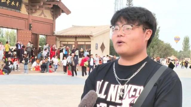 国庆假期鸣沙山月牙泉客流火爆