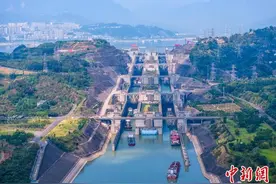 三峡船闸累计货运量达22亿吨图片