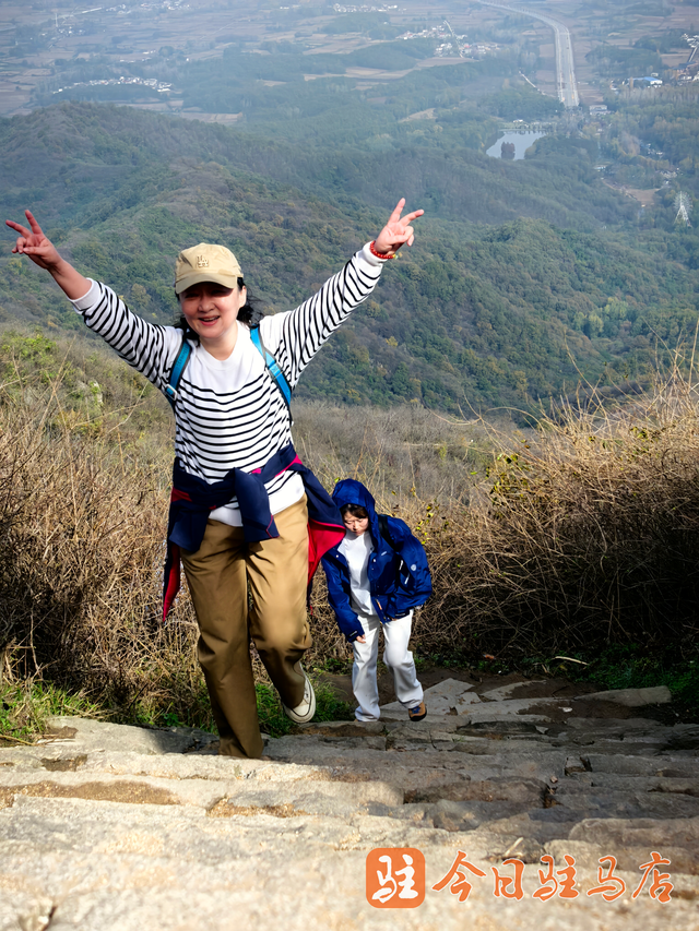 登山显毅力 再攀新高峰 驻马店日报社举行庆祝第26个中国记者节登山比赛