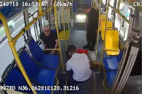 女乘客突然晕倒，青岛一车热心人联手施救图片