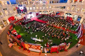 2024“相爱到永久”怀旧风集体婚礼在南宁举行图片