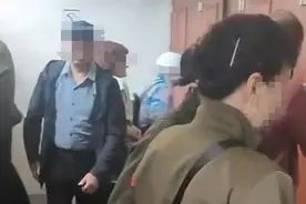 乐山大佛有女游客进入男厕上厕所，景区回应：老年团游客，下车后扎堆去厕所图片