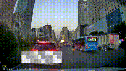 蹒跚老人拎东西横穿马路，红衣女子好心搀扶被打飞眼镜；兰州警方：打人者已找到，需道歉