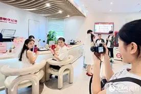 “全国通办”首遇“520” 成都“网红”婚姻登记处结婚人数较去年提升41％图片