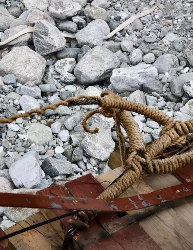 新疆夏塔景区吊桥断裂致5死24伤，目击者称桥高约5米，下方有乱石滩水流非常急，新婚军人和妻子参与救援