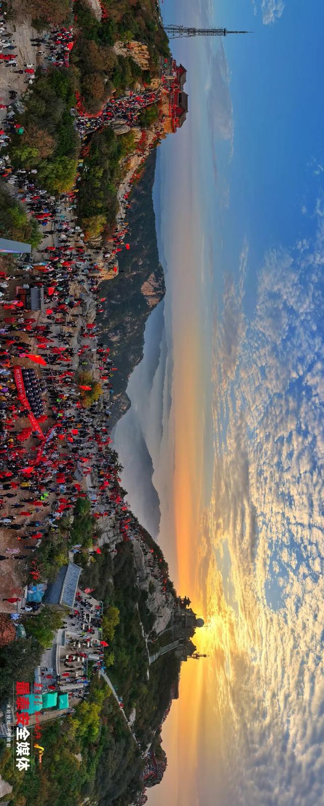 日出泰山，满山尽是中国红！今天，我们在泰安，祝福伟大祖国：繁荣昌盛、国泰民安！