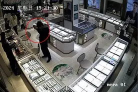 19岁男子试戴金项链突然神操作！武汉警方通报→图片