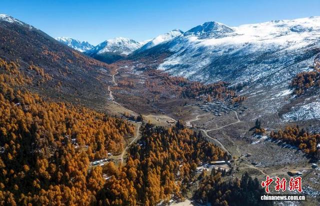 四川甘孜州木格措景区秋景如画
