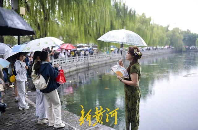 雨中泉城美景，为游客拍写真添古韵
