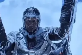 男子玩滑翔伞被吸到海拔8598米处！全身多处结冰仍坚持控伞，最终奇迹生还图片