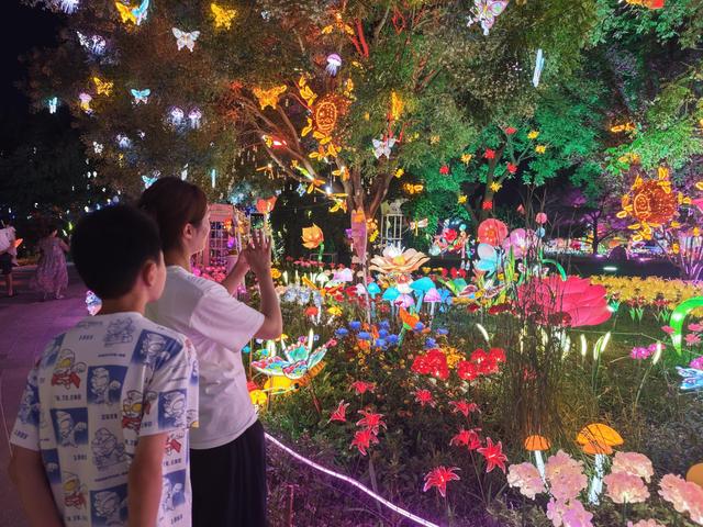 世界花卉大观园“蘑幻夜花园”点亮京城夏夜