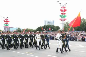 一周看天下丨白俄罗斯举行解放80周年庆祝阅兵活动　解放军仪仗司礼大队应邀参加图片