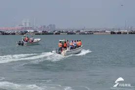 青岛：董家口海上联合巡航为渔船民开海保驾护航图片