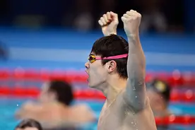 温州话里潘展乐发音“破纪录”，颁奖仪式上他大度跟“看不起我们”的对手握手图片