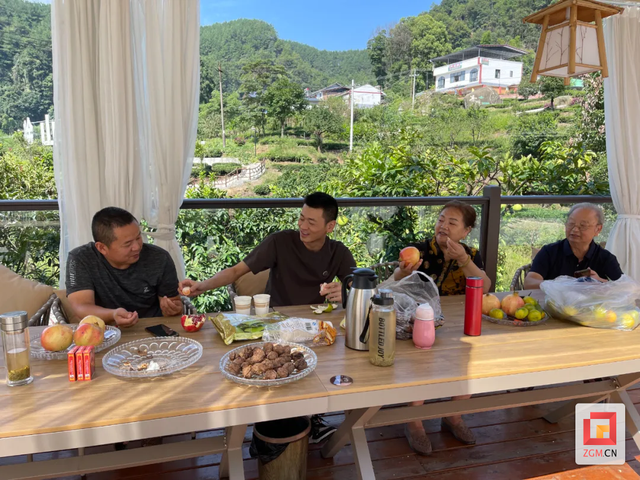 荣县：文旅体商融合发力 点燃假日经济引擎