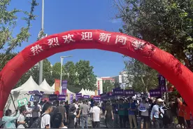 清华大学迎来3800余名本科新生，少数民族同学占比约10%图片