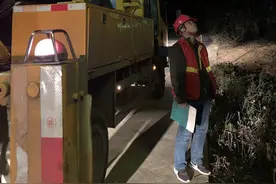 国网株洲供电公司：凌晨带电作业 寒冬抢修护光明图片