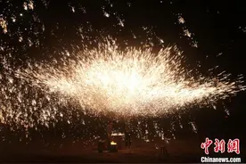 非遗技艺“打铁花”闪耀古都开封夜空图片