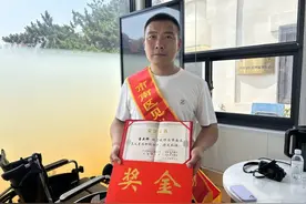 青岛故事｜栈桥跳海救人的“白衣大哥”获评“见义勇为”：救人是顺手的事，再碰到还会救图片