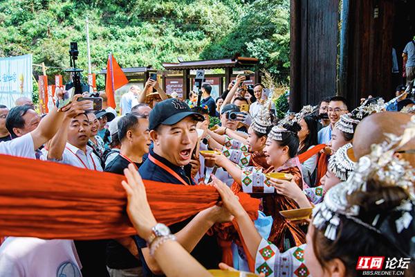 跟着网友游岩脚侗寨：在拦门酒与侗琵琶声里，触摸最鲜活的非遗之美
