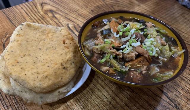 站前广场新盖一座小亭子，秋日出游更丝滑～