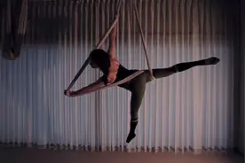 聆听“心青年” | 52岁的她热爱空中瑜伽、钢管和芭蕾：练舞是为了内心的满足图片