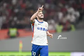 瓦科补射破门武磊扳平 山东泰山客场1-1战平上海海港图片