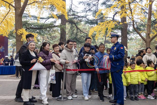 天安门地区启动“消防宣传月”，银杏大道上演消防文化嘉年华