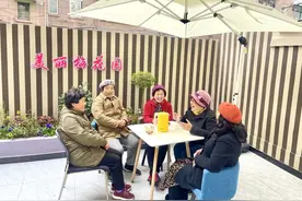 废弃天井变身“共享后花园”，普陀这里为老年居民打造“花漾生活”图片