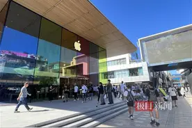 iPhone15系列今日开售：上百人排长队取货，“黄牛”加价1200元现场推销新机图片