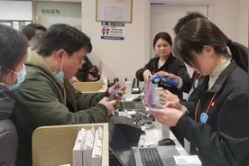 20日起“国补”扩容，收银机一度“宕机”，却挡不住上海消费者直奔商场图片