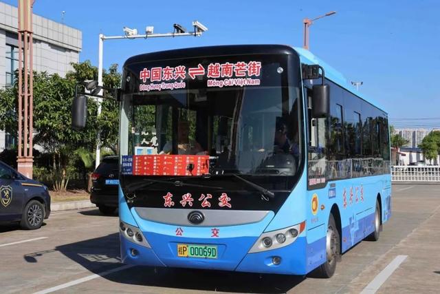坐上公交游八桂 一路繁花一路景