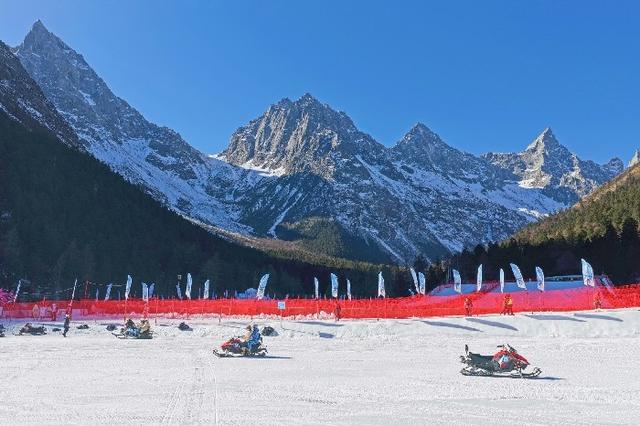 “热雪”沸腾的安逸生活 蜀山暖雪“点燃”四川冬季市场