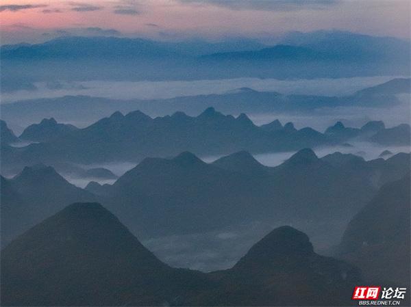 网友镜头下的桂林尧山：云海与日出交织的视觉盛宴