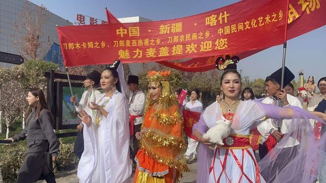 喀什的胡杨黄了，阿娜尔罕的心儿醉了
