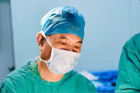 男子膝关节布满痛风石难以入眠，微创手术助他恢复自如行走图片