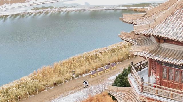 自然观察 | 鸣沙山月牙泉迎来初雪！沙与雪的秘境私语，美到心醉