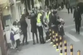 事发上海街头！太惊险，幼童被异物卡住喉咙，他立即冲了上去……图片