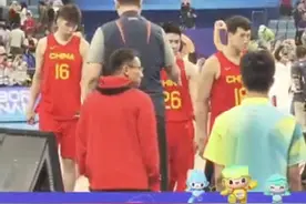 32天内中国男篮被菲律宾“双杀”，姚明赛后双手叉腰眼神空洞图片
