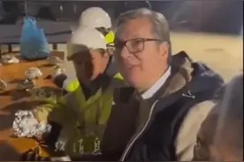 塞尔维亚总统武契奇深夜给中国工人送夜宵，给工人们加油鼓劲图片