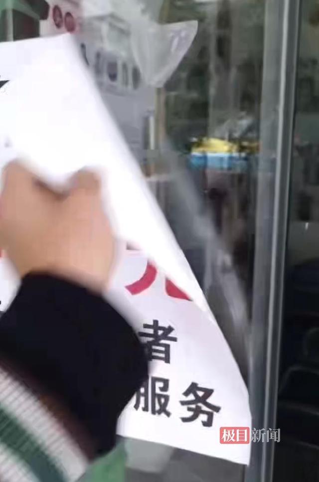 店主阻拦城管撕门口广告起冲突，手指遭对方咬破，路人劝他“别冲动，想想你儿子”，兰州城管局回应