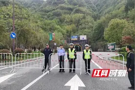 张家界市交警支队直属二大队：护航马拉松 一路“警”相随图片