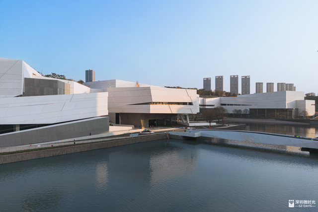 新地标！漂在水上的「白色山丘」，羡慕龙华人！