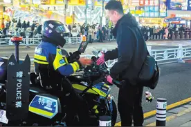 从拍风景到拍城市守护者，他的镜头下藏着长沙的暖图片