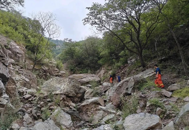 登山变“渡劫”？北京两游客遇险，女子被119抬下山……